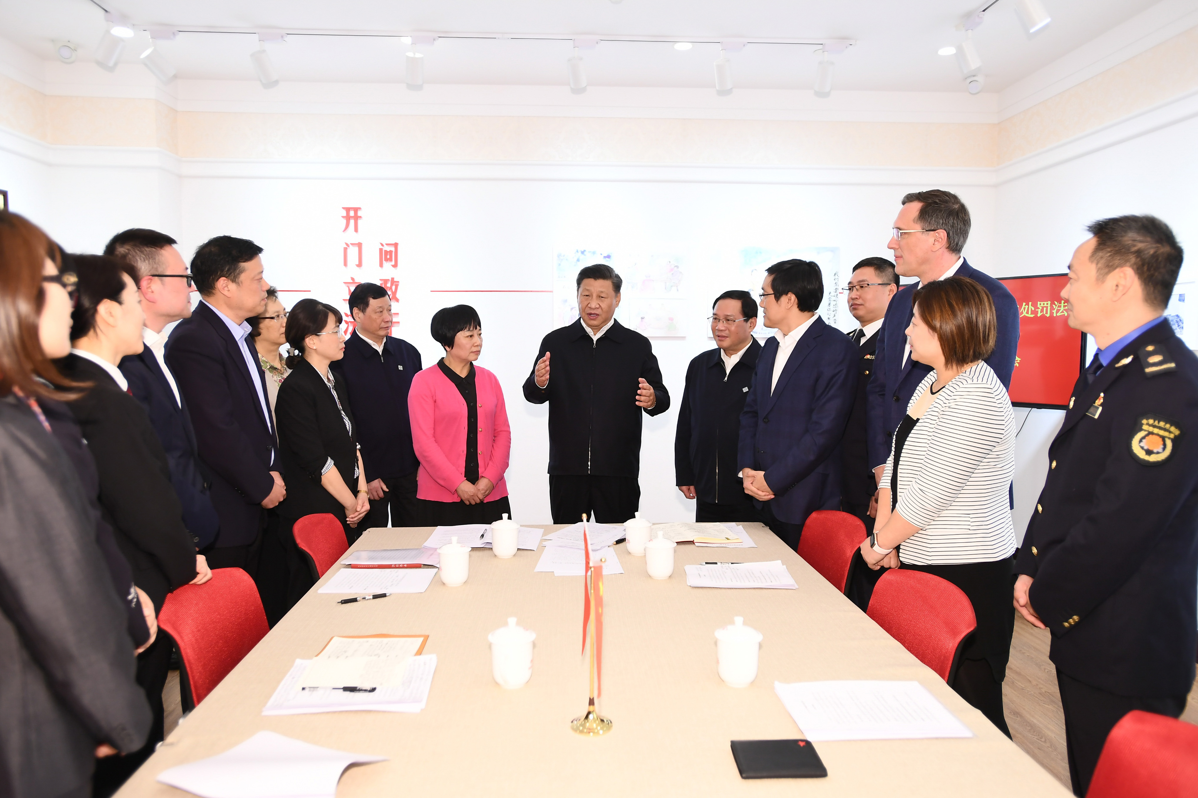 2019年11月2日，習(xí)近平總書記在上海長寧區(qū)虹橋街道古北市民中心，同正在參加立法意見征詢的社區(qū)居民代表親切交流。