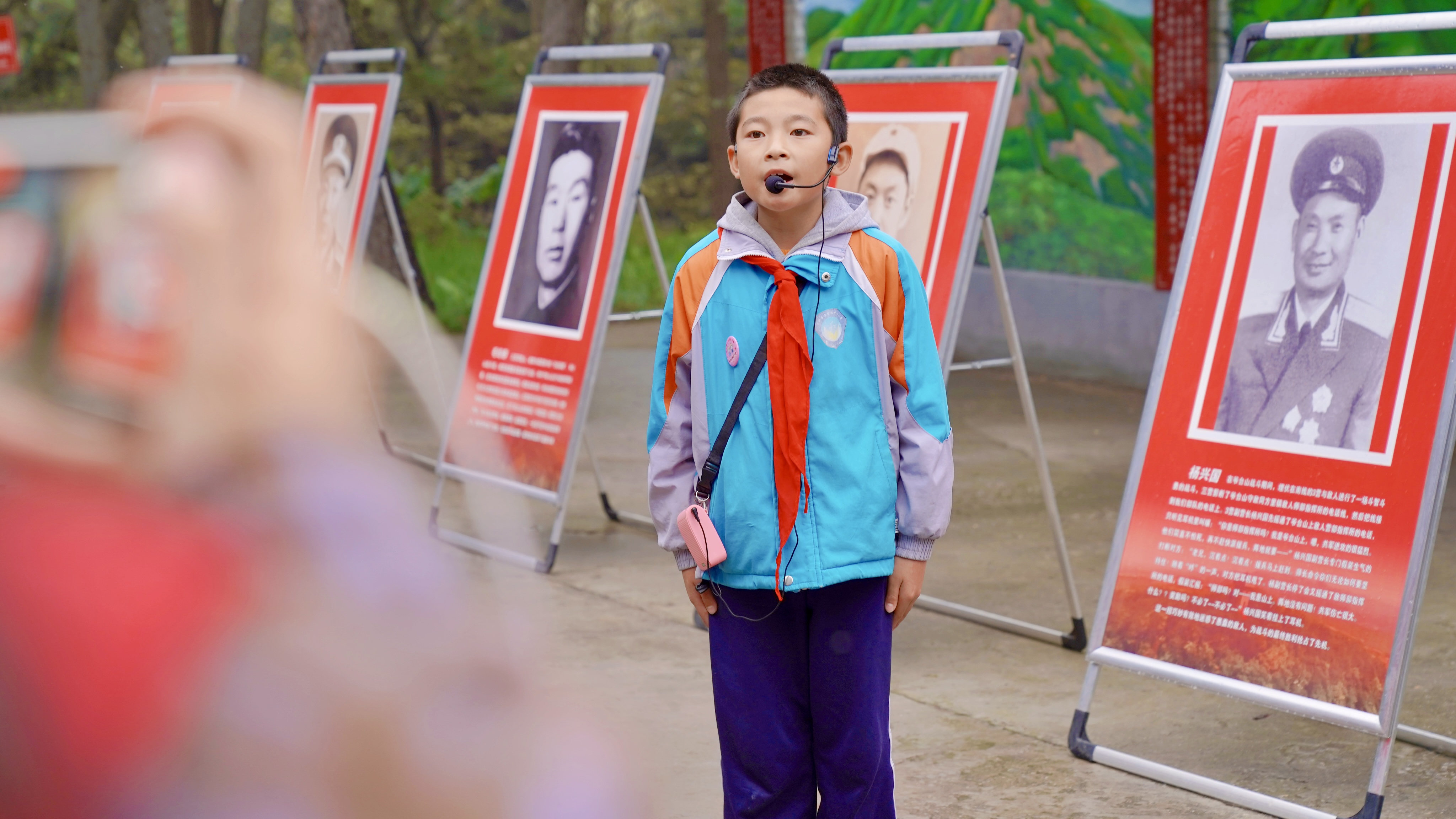 淳化縣方里鎮(zhèn)中心小學學生給采訪團講解